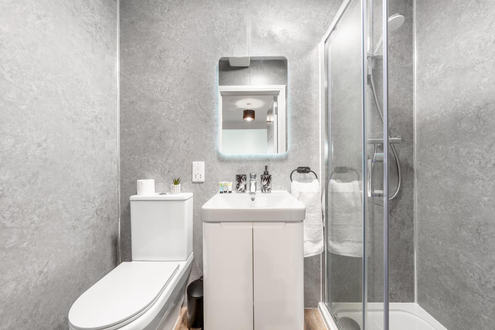 Potters Bar - Free Parking - Private Bathroom - Netflix - 4 Mins Walk To Station - 20 Mins Direct Trains To London 外观 照片