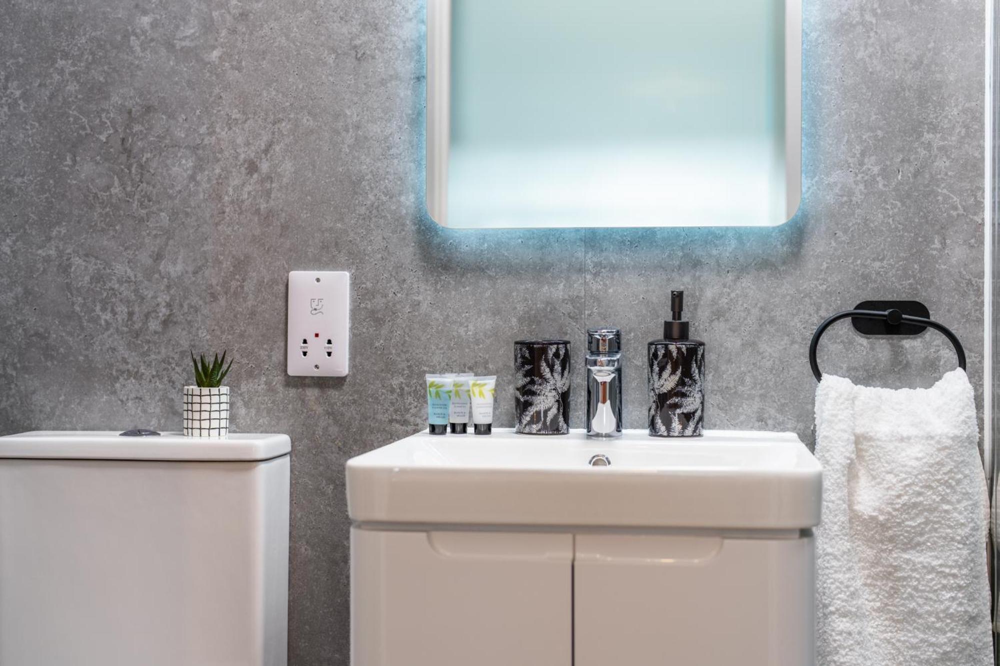 Potters Bar - Free Parking - Private Bathroom - Netflix - 4 Mins Walk To Station - 20 Mins Direct Trains To London 外观 照片